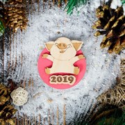 Магнит новогодний "Хрюшка Чепчик", фанера, 7 см, розовый 3910427